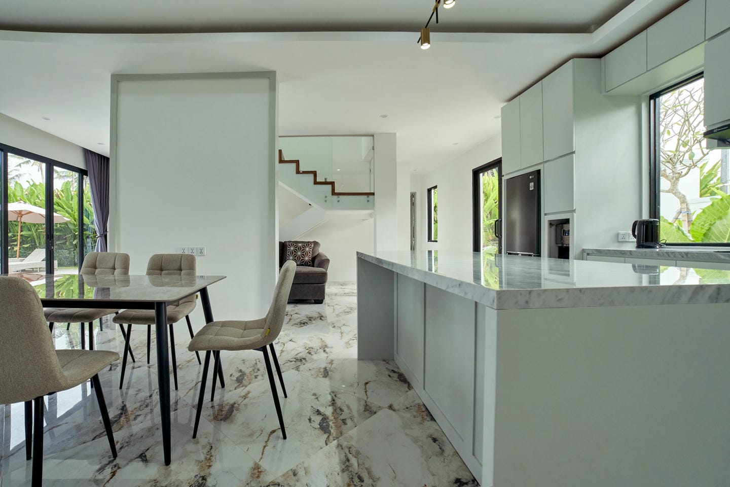 Modern open-plan kitchen and dining room