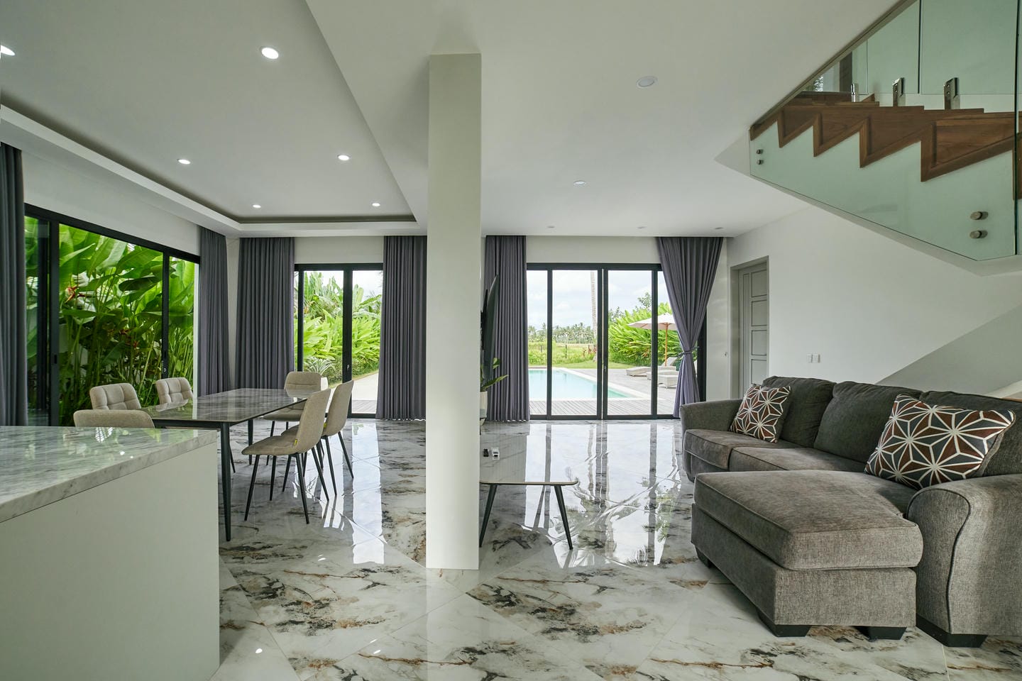 Luxury modern living room with pool view.
