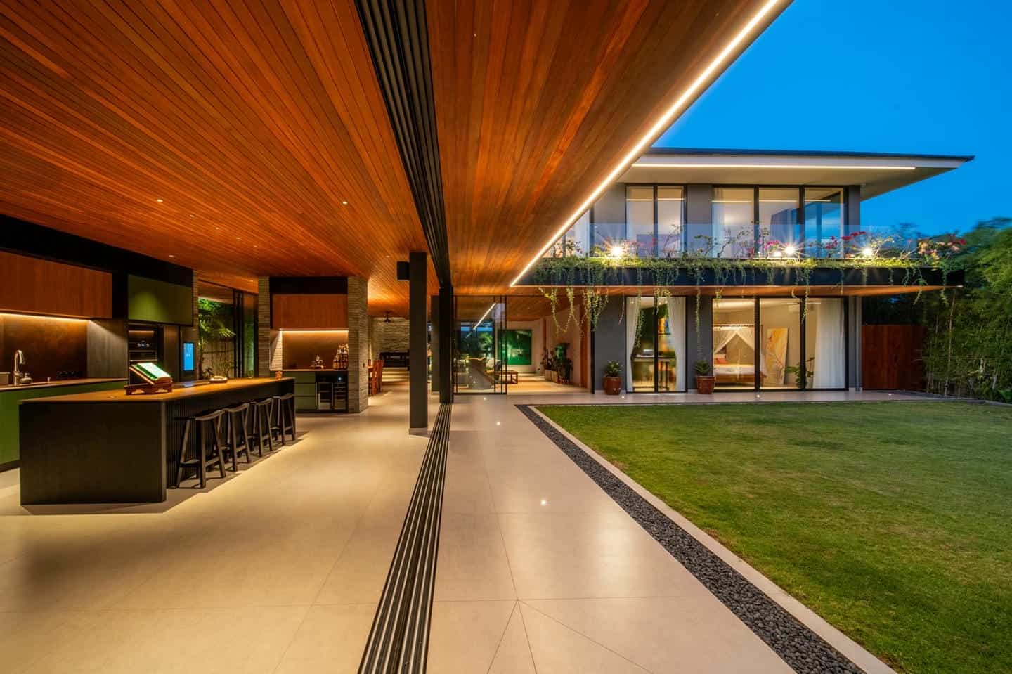 Modern luxury house with open kitchen and garden.