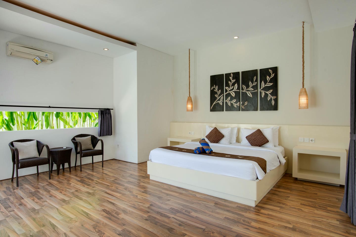 Modern hotel room with bed and seating area