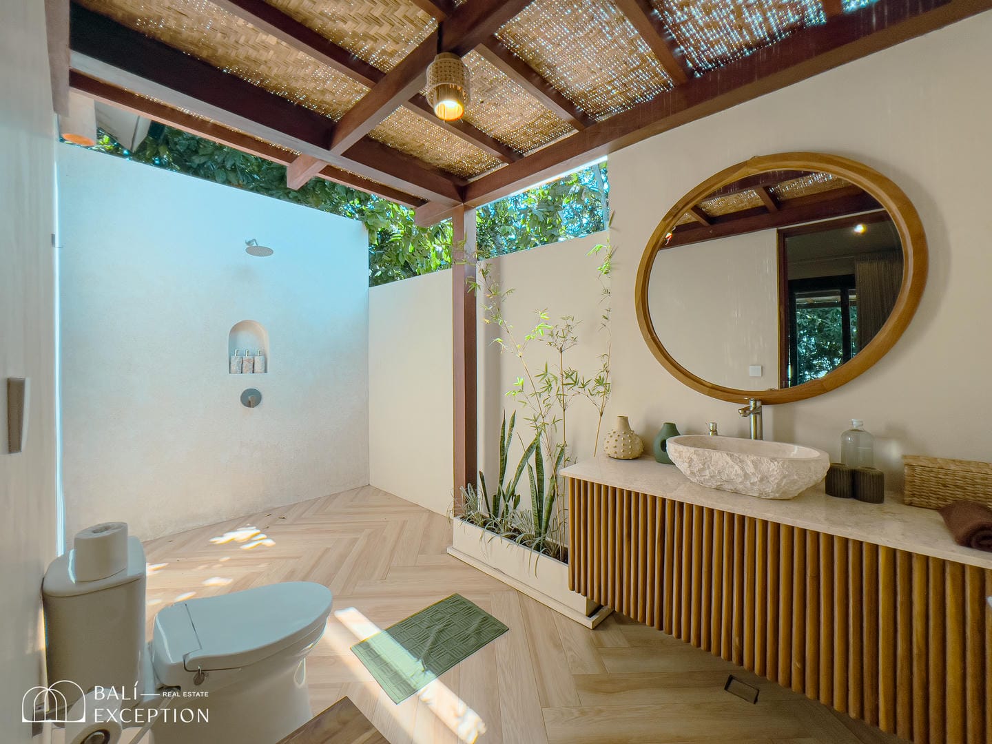 Elegant outdoor bathroom with wooden elements.