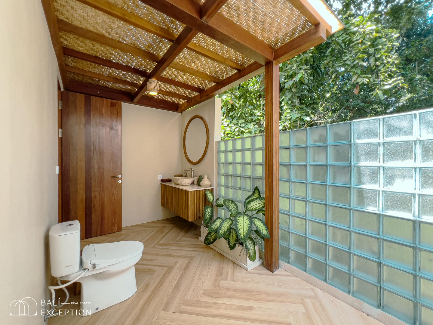 Modern bathroom with wooden details and glass wall.